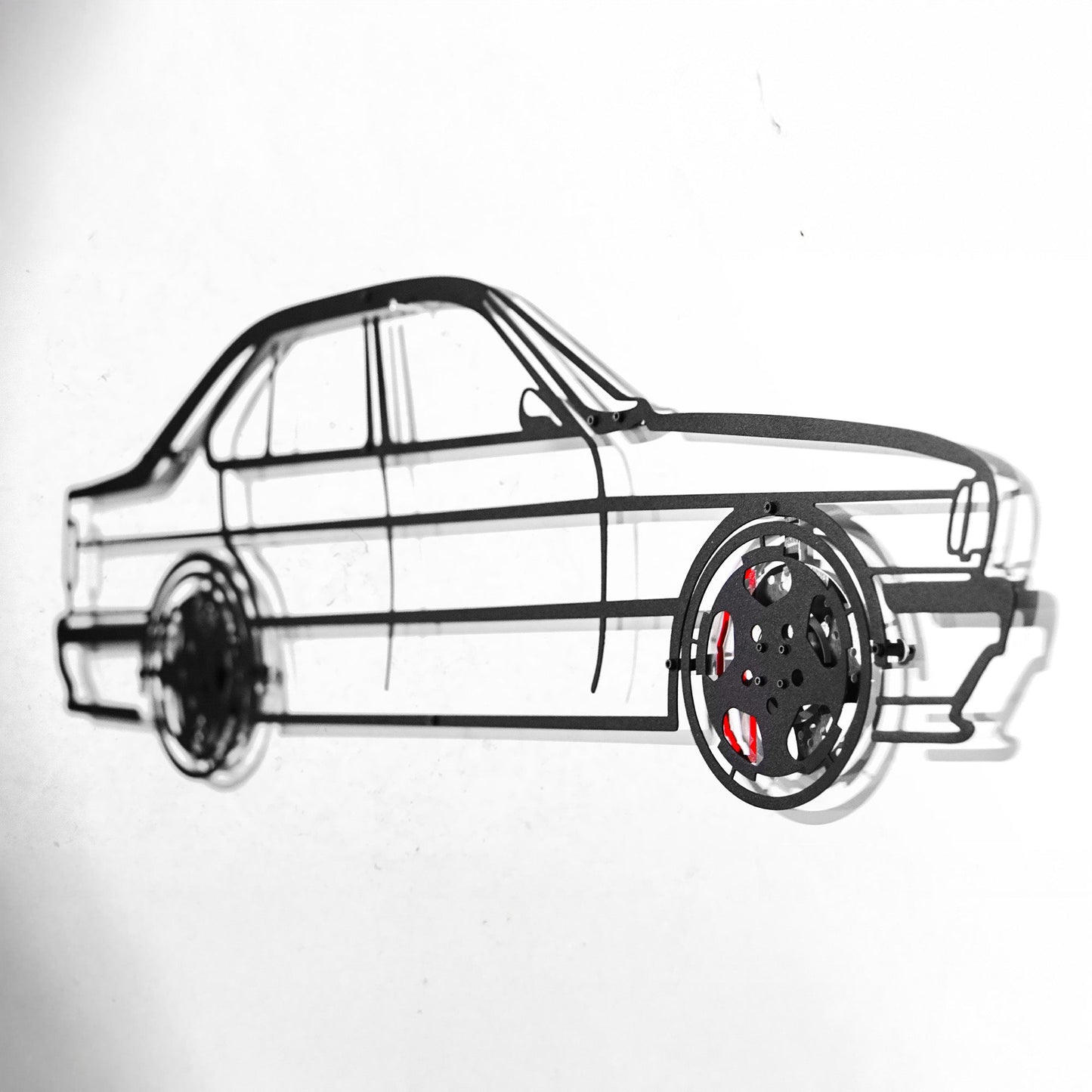 E34 M5 Wandkunst – Klassische Stahlsilhouette mit drehenden Rädern-KAFMEKA014